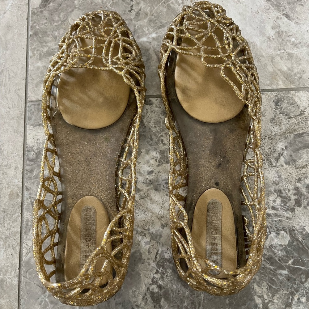 Melissa + Campana Gold glittery jelly shoes for women! ✨ 💖